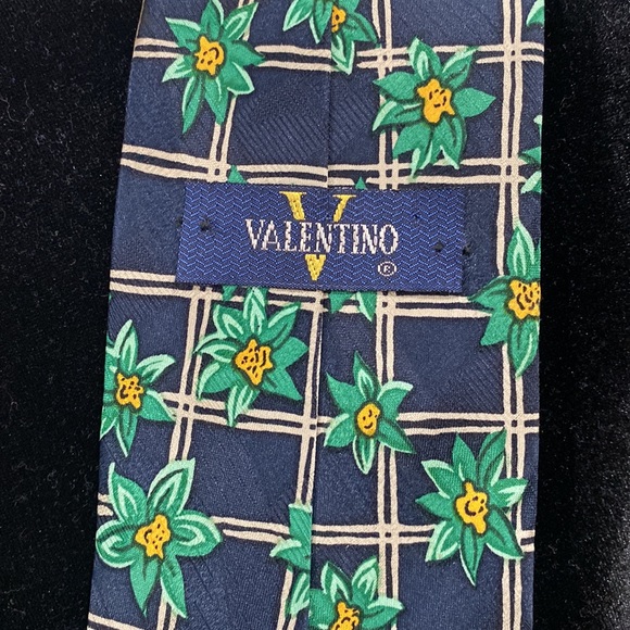Valentino Floral Neck Tie 👔 - Picture 4 of 5